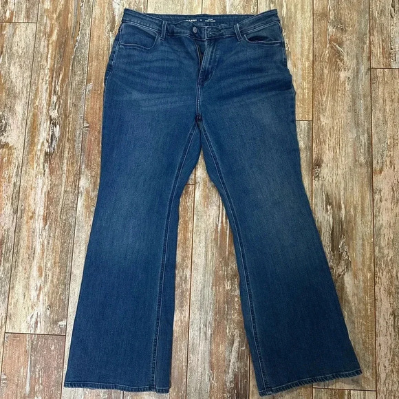 Ladies Old Navy Flare Jeans, size 14. Medium wash with no distressing. - Picture 1 of 4